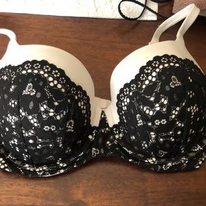 Victoria’s Secret body by Victoria lace bra